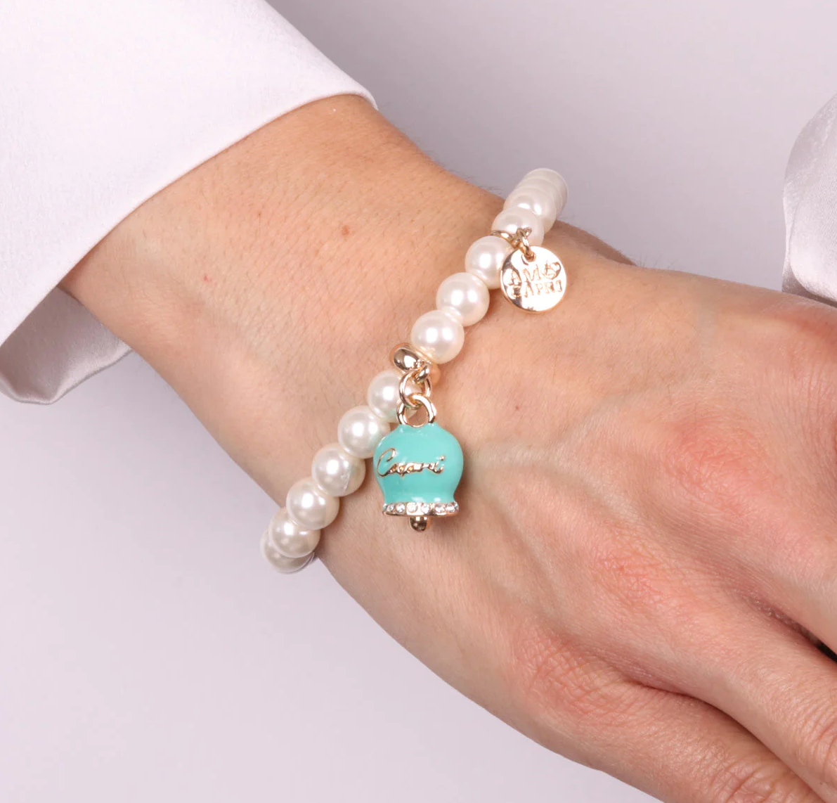 BRACCIALI CON PERLE CON CAMPANELLE SMALTATE AMO CAPRI